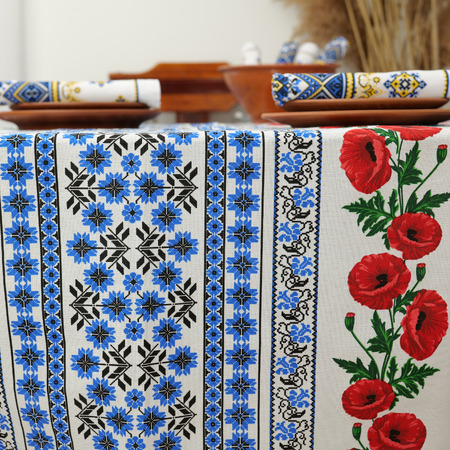 Скатертина вишиванка синя з маками 150*220 